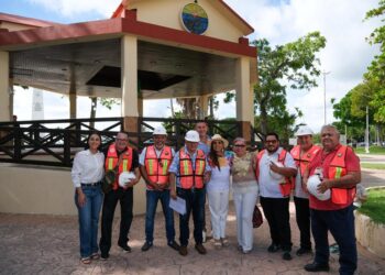 BARRIO MÁGICO: Recorre Mara Lezama obras en el centro histórico de Chetumal