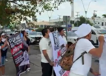 PROTESTA LABORAL: Marchan trabajadores del IMSS en Cancún por falta de acuerdos con el gobierno federal