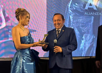 TRAYECTORIA POLÍTICA: Recibe Nivardo Mena Premio ALMA por su labor en la Zona Maya