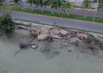 EROSIÓN COSTERA: Derrumbes amenazan con alcanzar el pavimento del bulevar Bahía de Chetumal