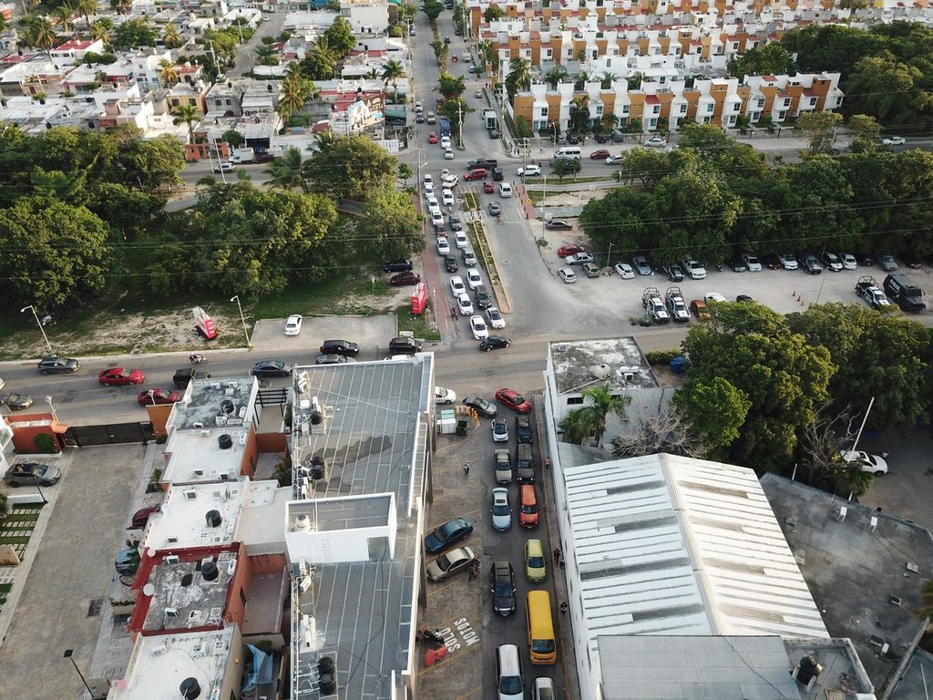 CAOS VIAL: Parque vehicular rebasa vialidades de Cancún; motos agravan accidentes (VIDEO) 3 photo 5634209004967889666 y