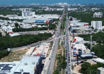 CAOS VIAL: Parque vehicular rebasa vialidades de Cancún; motos agravan accidentes (VIDEO)